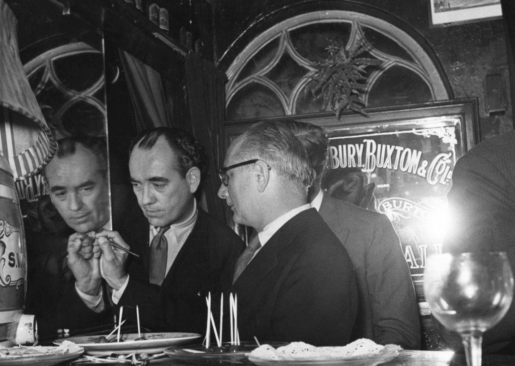 Льюис Мамфорд в баре, 1950 год